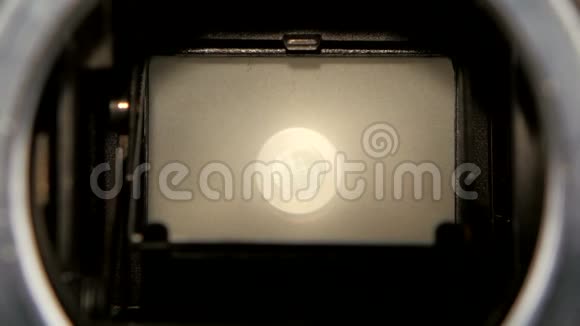 膜片相机快门刀片从旧相机镜头中特写镜头视频的预览图