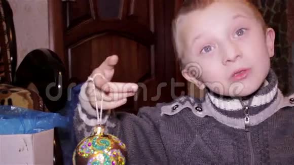 抱着圣诞玩具的男孩视频的预览图