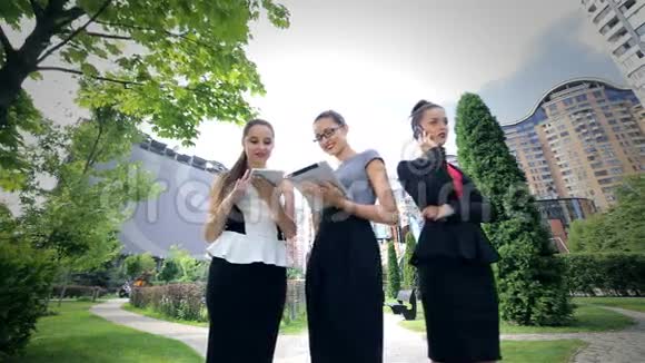 三位成功的商界女性视频的预览图