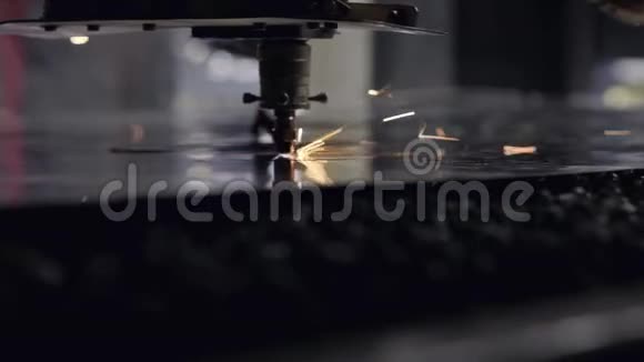 数控激光切割机同时用火花光切割钣金高精度板材切割工艺视频的预览图