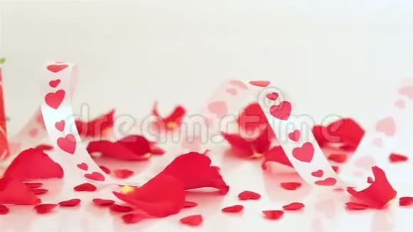 情人节的红玫瑰和巧克力糖果视频的预览图