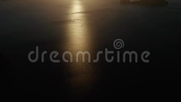 日落与岛屿一起在海上视频的预览图