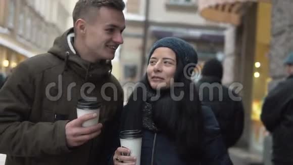 青少年夫妇有咖啡散步视频的预览图