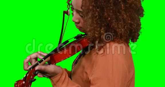 女音乐家拉小提琴的特写视频的预览图