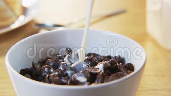 将牛奶倒入碗中加入巧克力片视频的预览图
