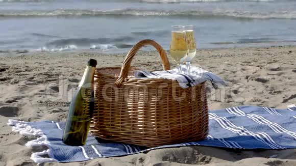 海滩上的野餐篮视频的预览图