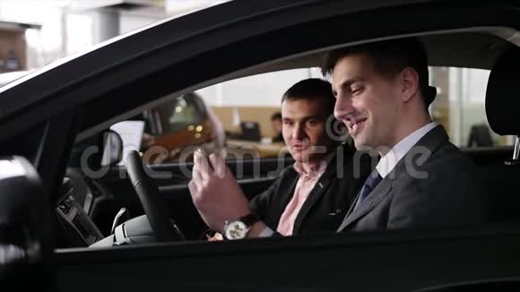 汽车经销商给顾客汽车钥匙视频的预览图