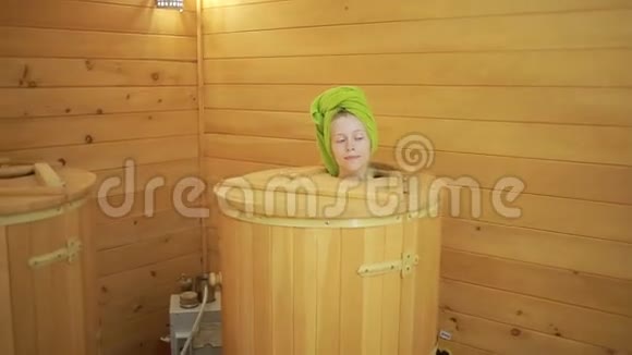 穿木桶做水疗的女孩抗衰老治疗视频的预览图