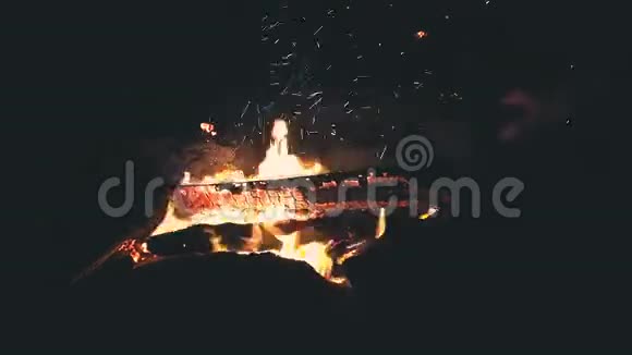 夜火有火花慢动视频的预览图