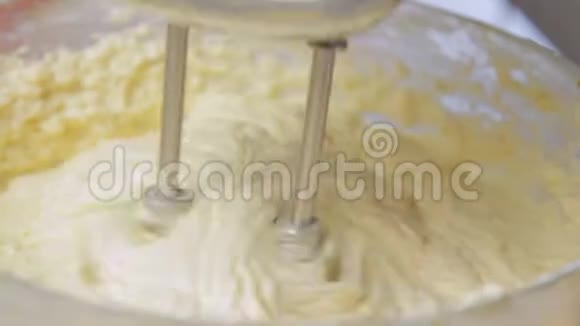 烹饪和混合奶油视频的预览图