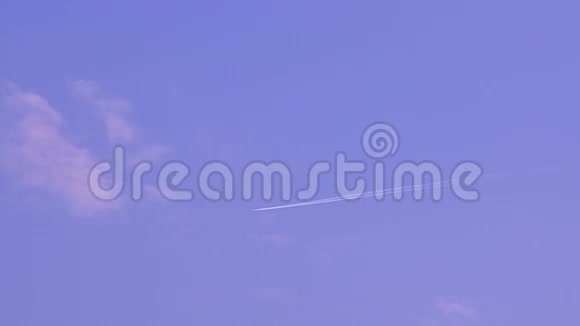 蓝天上的飞机拉条视频的预览图