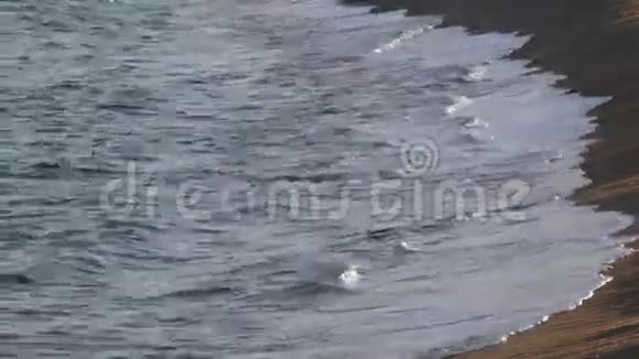 海浪拍打海岸的细节02视频的预览图