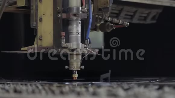 数控激光切割机同时用火花光切割钣金高精度板材切割工艺视频的预览图