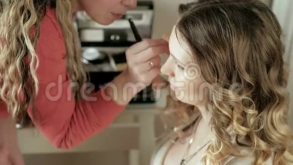 化妆师做模特化妆视频的预览图