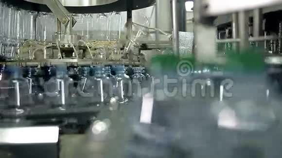 用饮用水制造塑料瓶视频的预览图