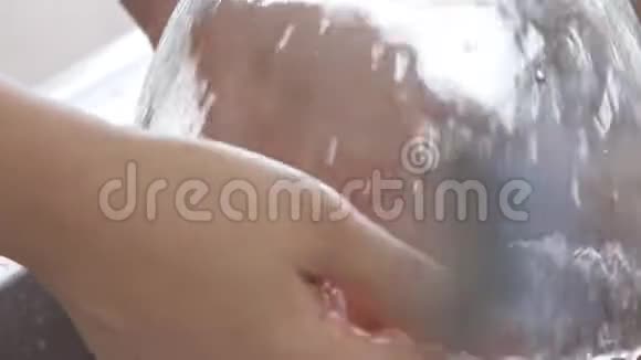 女人洗碗视频的预览图
