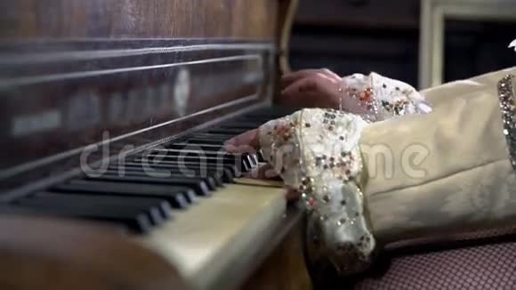 女主人手按琴键的细节镜头视频的预览图