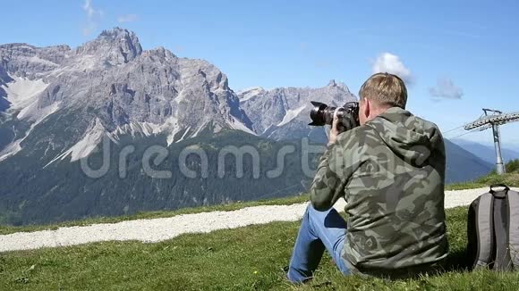 摄影师在山上拍照视频的预览图