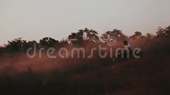 剪影ATV或Quad自行车在日落中跳跃视频的预览图