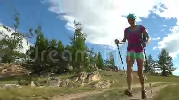 在山路上跑步的女人视频的预览图