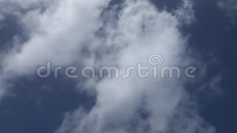 云层穿过热带天空视频的预览图