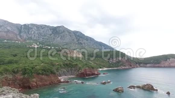 带森林的海上落基海岸录像空中飞行视频的预览图