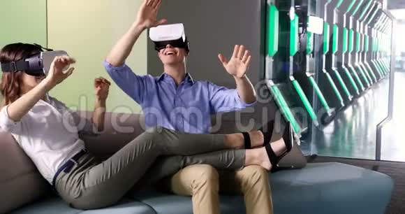 情侣使用虚拟现实耳机4k视频的预览图