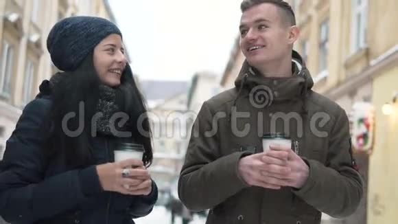 青少年夫妇有咖啡散步视频的预览图