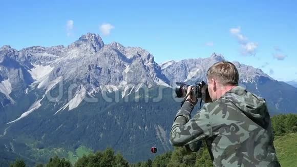 摄影师在山上拍照视频的预览图