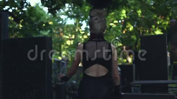 站在墓地里的女女巫视频的预览图