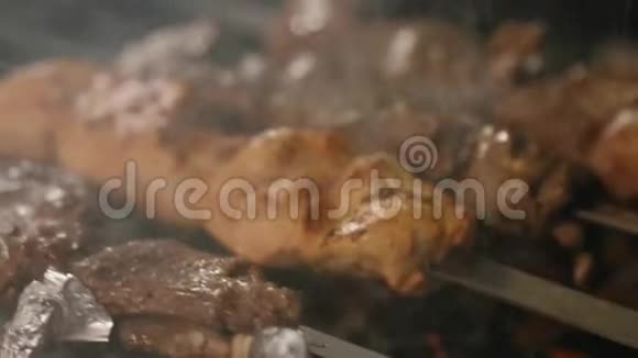 从不同种类的肉中取出的肉串用串串用木炭煮熟视频的预览图
