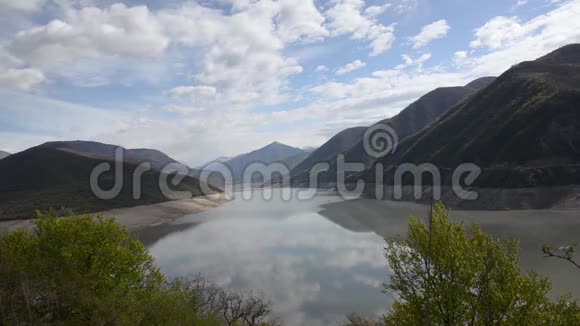 湖的周围是翠绿的山背景是云彩和蓝天格鲁吉亚阿拉格维河志瓦利水库视频的预览图