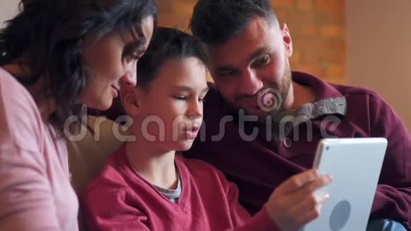 家庭在家玩数码平板电脑游戏视频的预览图