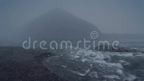 浅清的落基河在海底的单山溪流在锡克雾景观的足迹视频的预览图