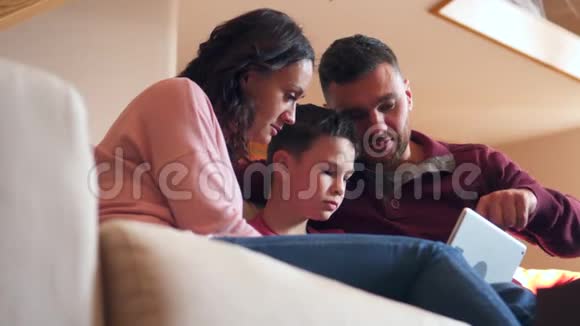 家庭在家玩数码平板电脑游戏视频的预览图
