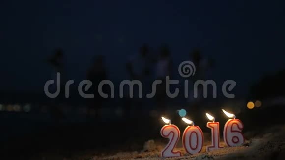 点燃蜡烛作为2016年新年的象征视频的预览图