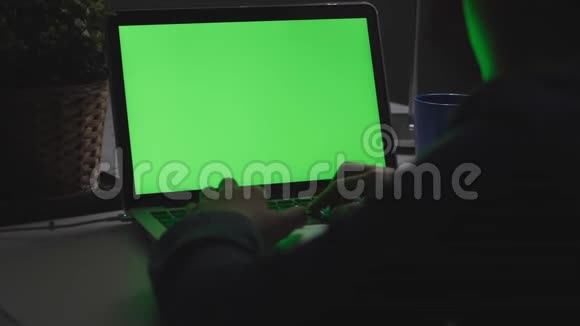 在桌上的笔记本电脑上拍摄的一个小男孩的肩膀上视频的预览图