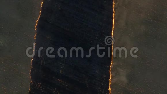 日落时的火田录像大规模火灾俯视图空中飞行视频的预览图