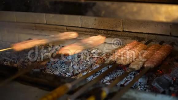 在煤串上做肉的特写视频的预览图