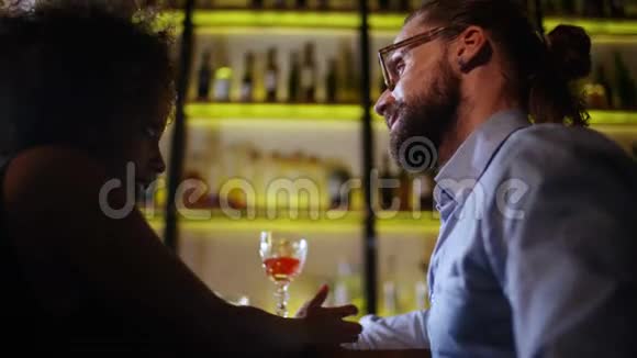 在酒吧里结识了黑女孩他们喝着彩色鸡尾酒笑着视频的预览图