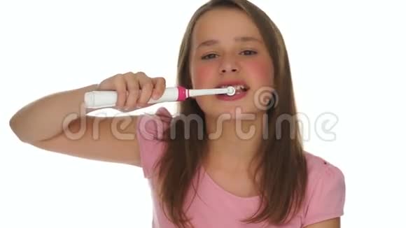 女孩用电动牙刷刷牙视频的预览图