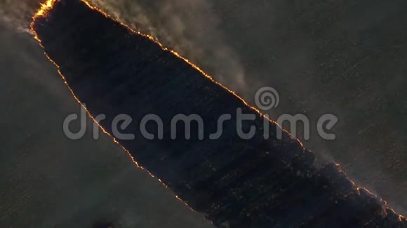 日落时的火田录像大规模火灾俯视图空中飞行视频的预览图