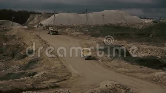 两辆卡车在采石场的路上视频的预览图