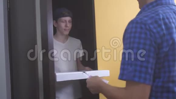 披萨外卖概念青少年男孩提供一盒披萨的生活方式慢动作视频快餐概念快餐视频的预览图