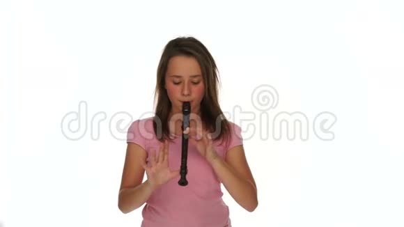 快乐的女孩吹笛子视频的预览图