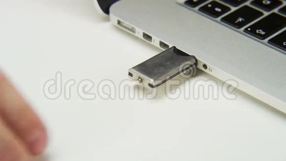 拔出和插入USB闪存驱动器视频的预览图