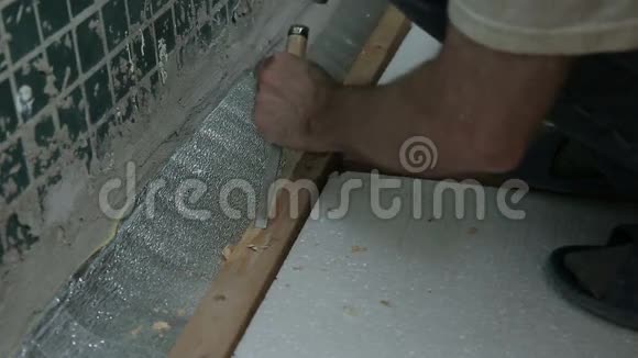 木匠修理地板视频的预览图