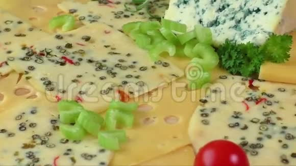 切割板上各种奶酪视频的预览图