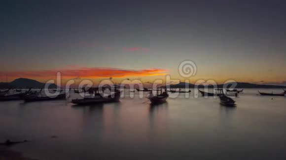 普吉岛著名海滩日出船停车全景4k时间流逝泰国视频的预览图