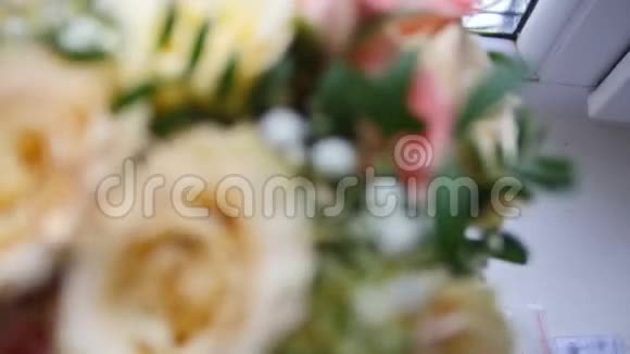 花架上的结婚戒指视频的预览图